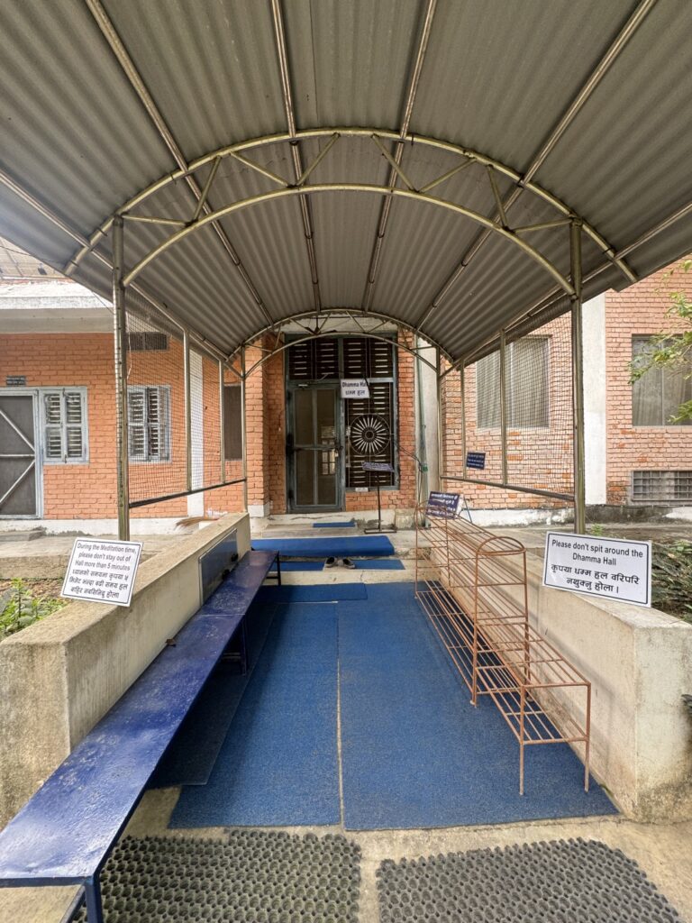 Eingang Dhamma-hall